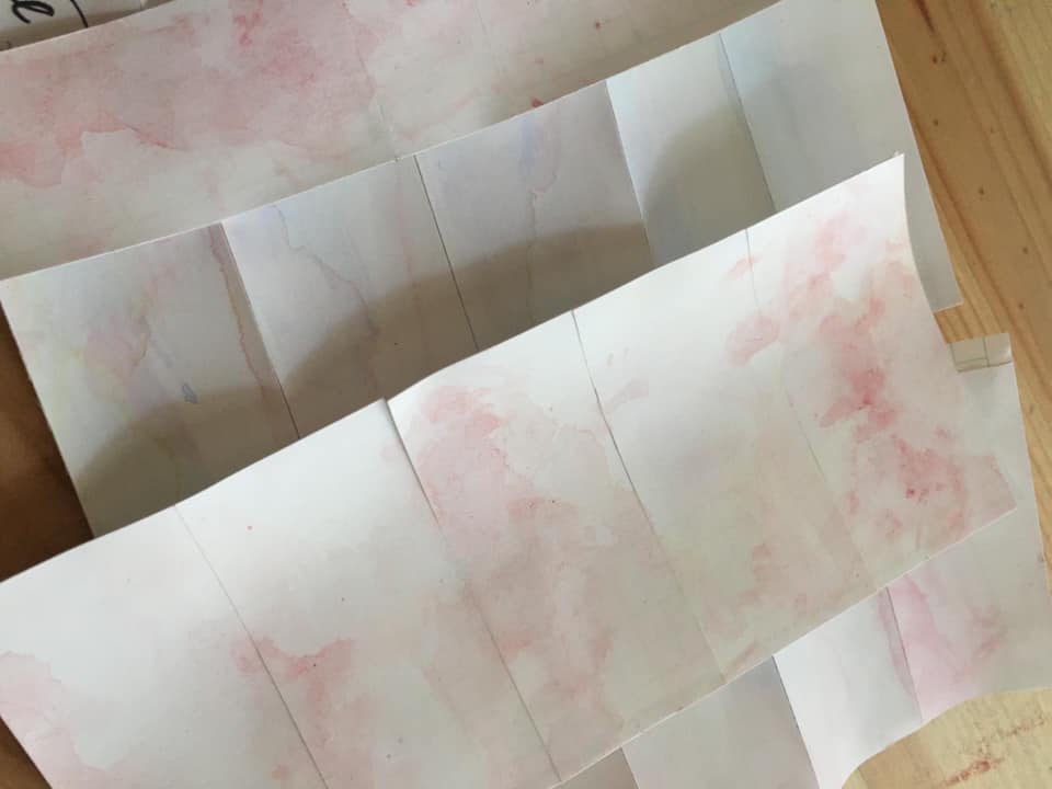 植物性の絵具で、ラベルの色を塗っているところ。