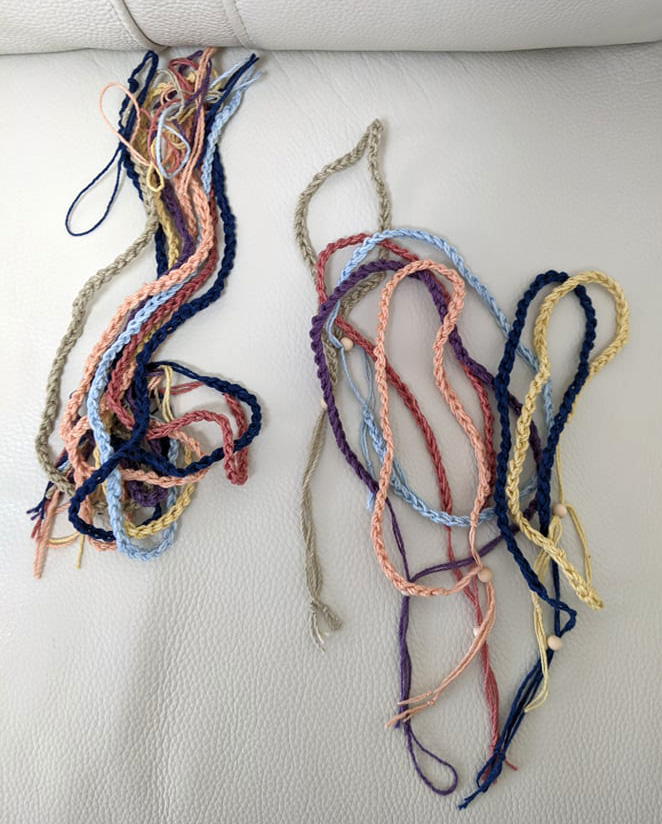 草木染めの編み紐制作中