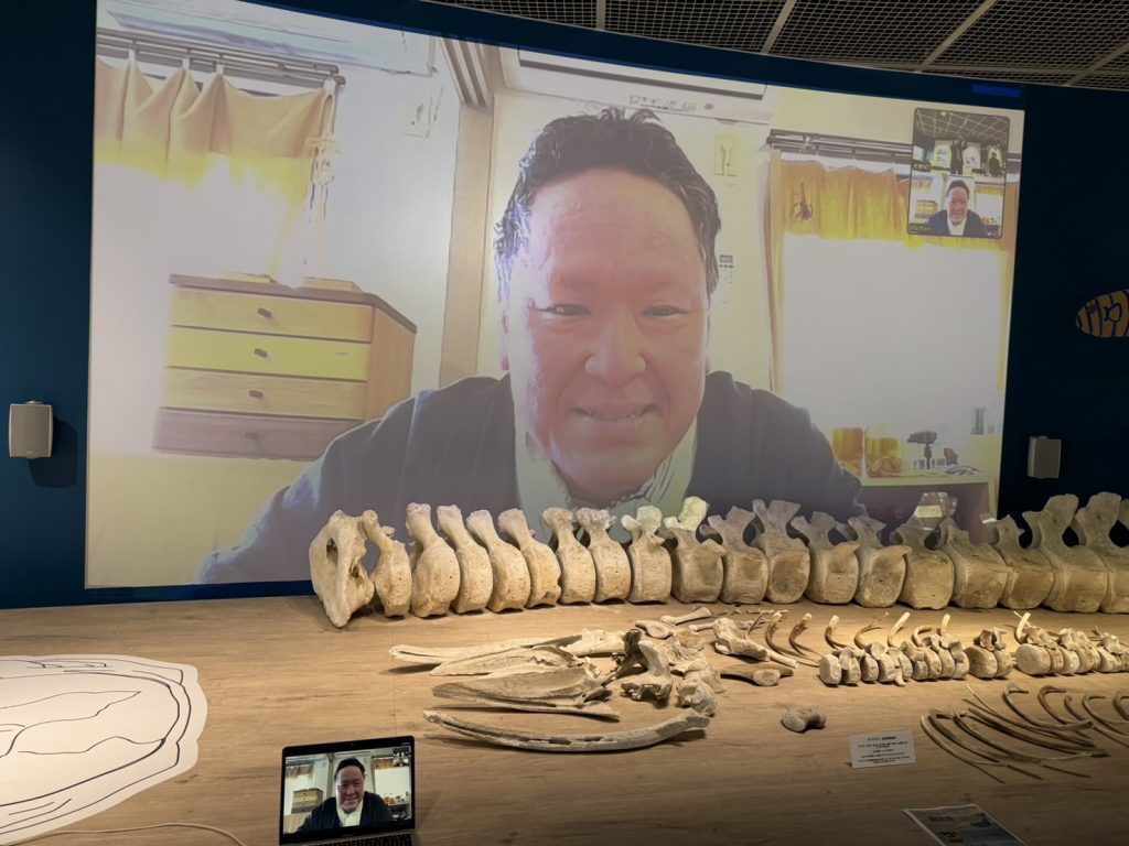 奄美海洋展示館とアンバーグリスジャパン共催イベント。リベレーションブランドバリバリーの香水も体験。名古屋からズームでお話しさせていただいたのですが、展示館でこのように映し出されていました。